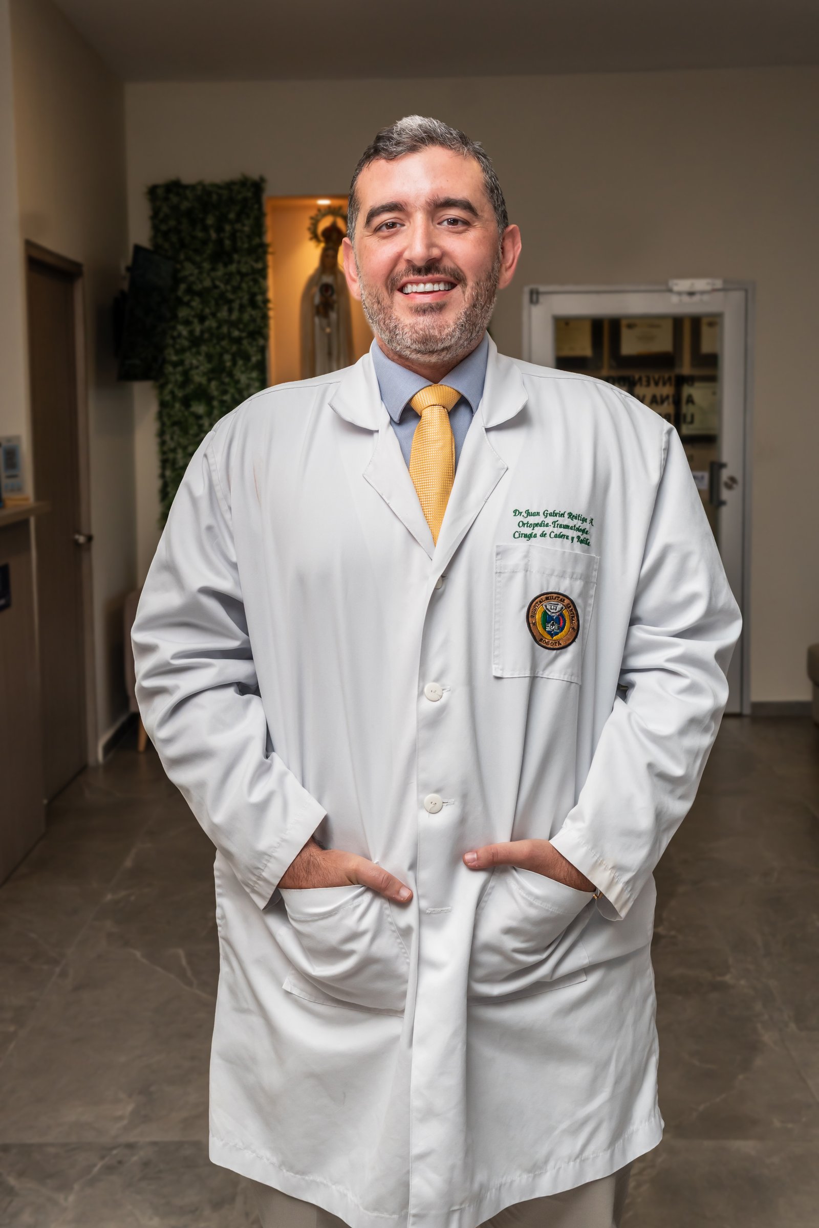 Dr. Juan Reátiga en su consultorio de Barranquilla