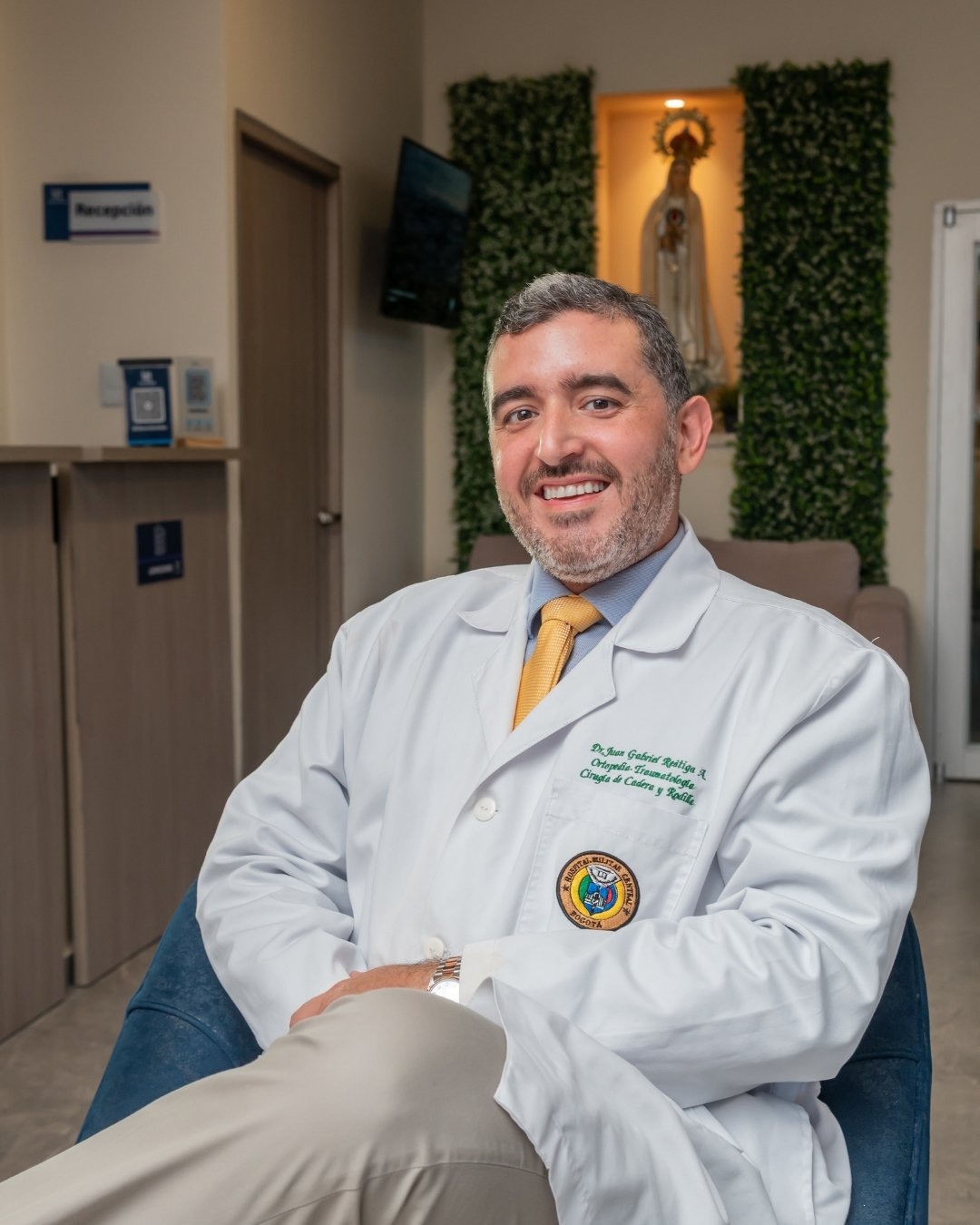 El Dr. Juan Reátiga en su consultorio