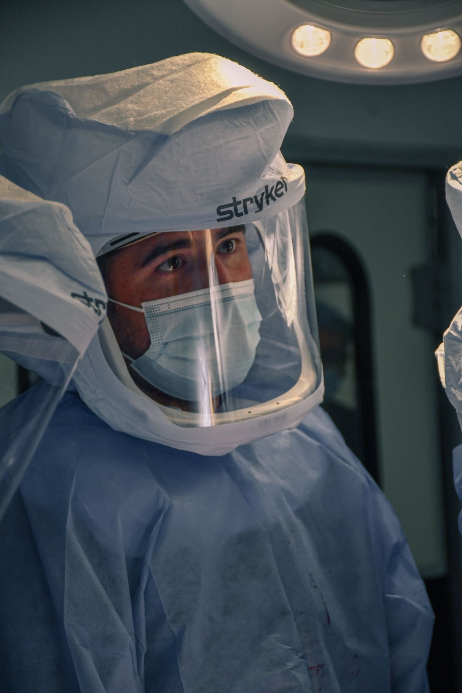 El Dr. Reátiga en quirófano con equipo de cirugía robótica MAKO