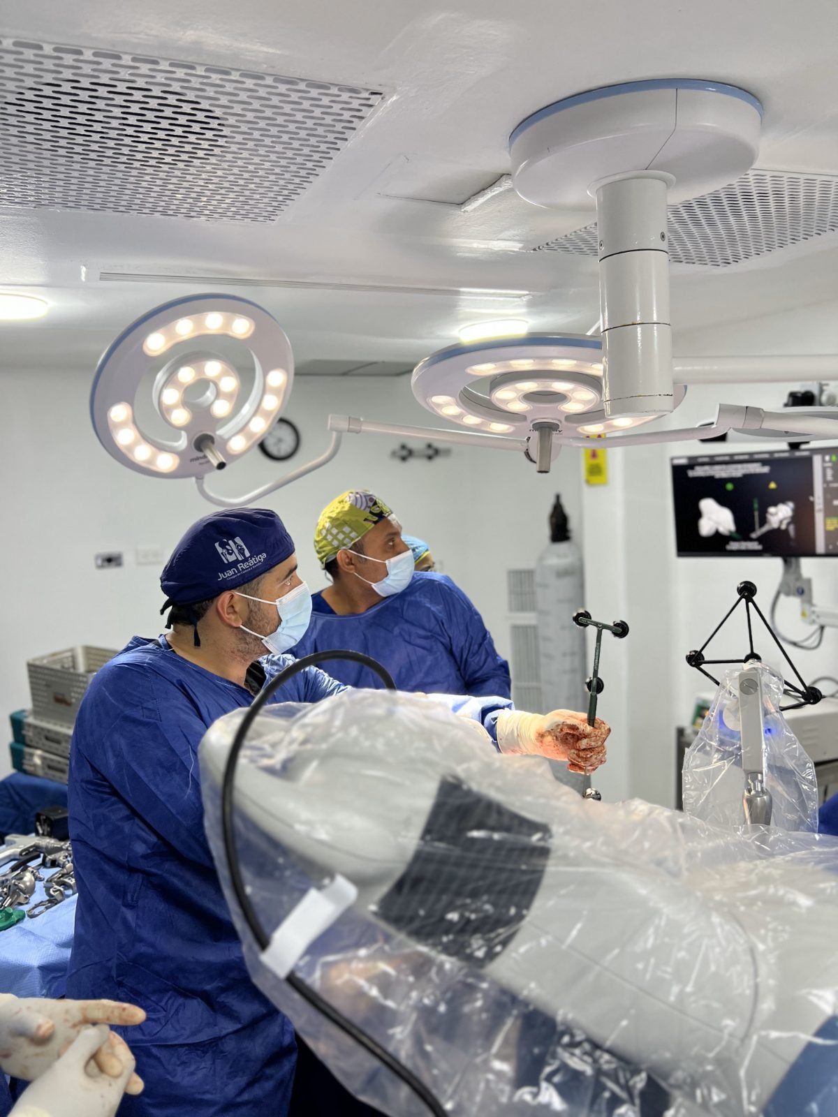 Cirugía asistida por robot MAKO: la pantalla de navegación guía cada corte según el plan