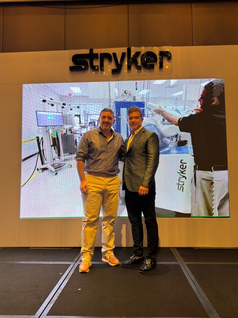 El Dr. Reátiga en el escenario de Inside Mako de Stryker, Bogotá