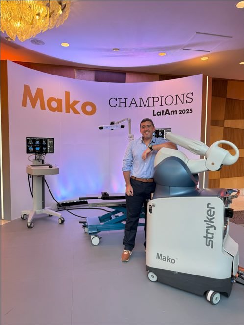 El Dr. Reátiga junto al brazo robótico MAKO en el evento Mako Champions LatAm 2025, Chile