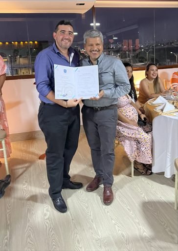 El Dr. Reátiga recibe el certificado ISO 9001 del programa de reemplazos articulares