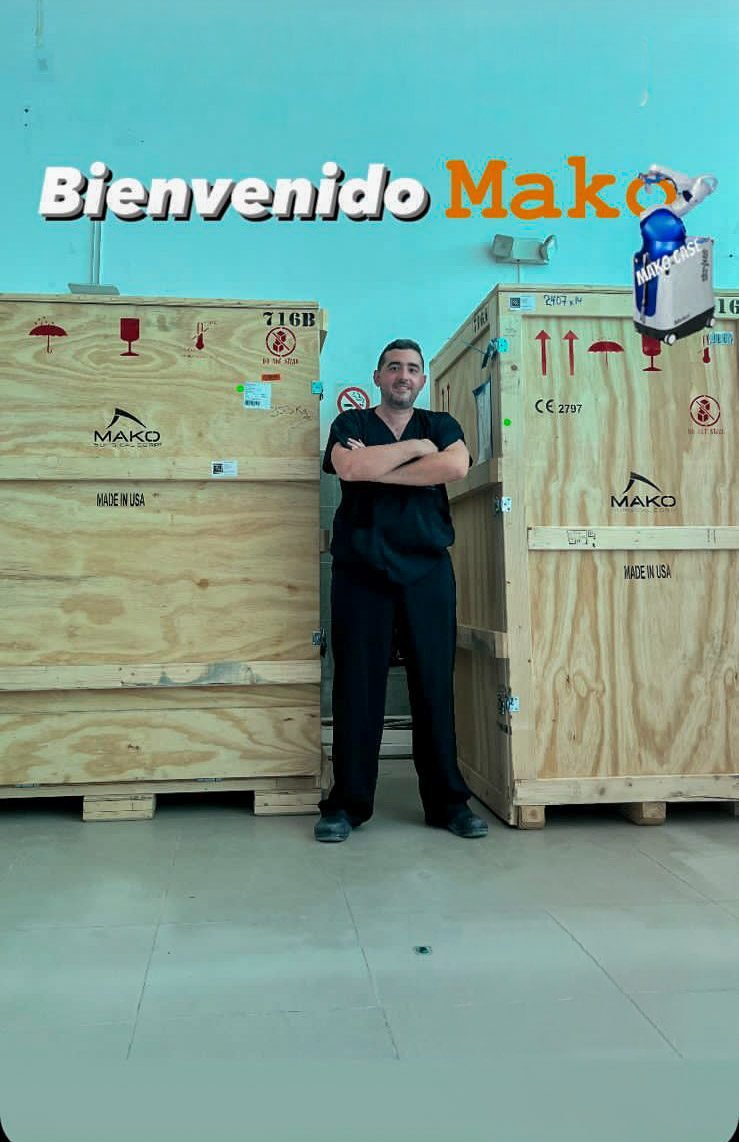 El Dr. Reátiga junto a las cajas del sistema MAKO recién llegadas a Barranquilla