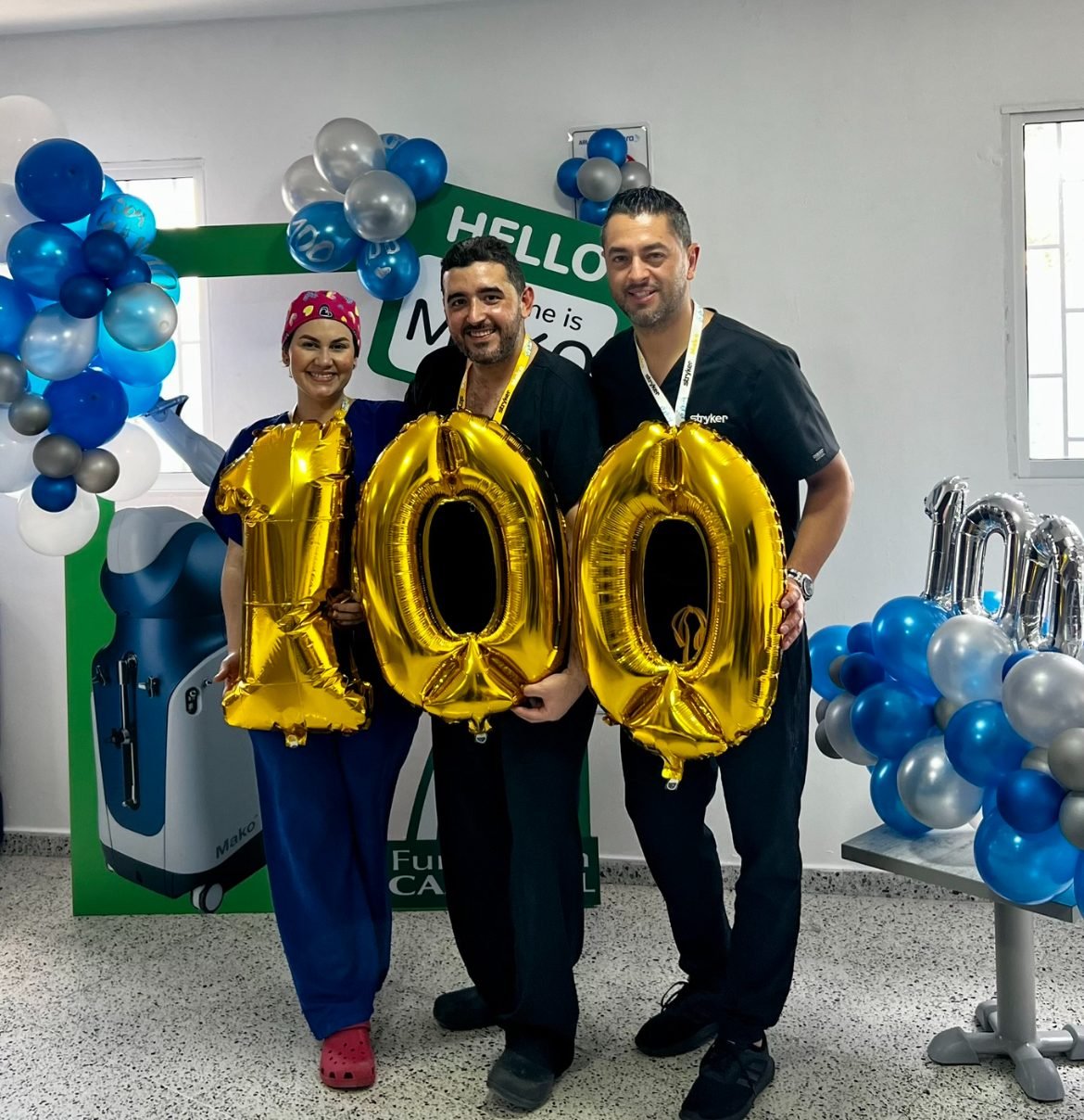 El equipo celebra las primeras 100 cirugías con MAKO con globos dorados