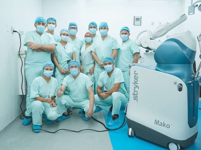 Equipo quirúrgico junto al sistema MAKO de Stryker